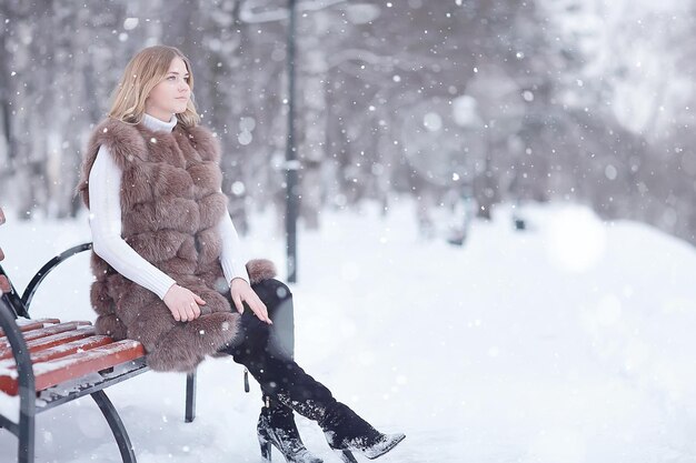 Winterblondine / junges Erwachsenenmodell, Blondine mit langen schönen Haaren, die in der Wintersaison posieren