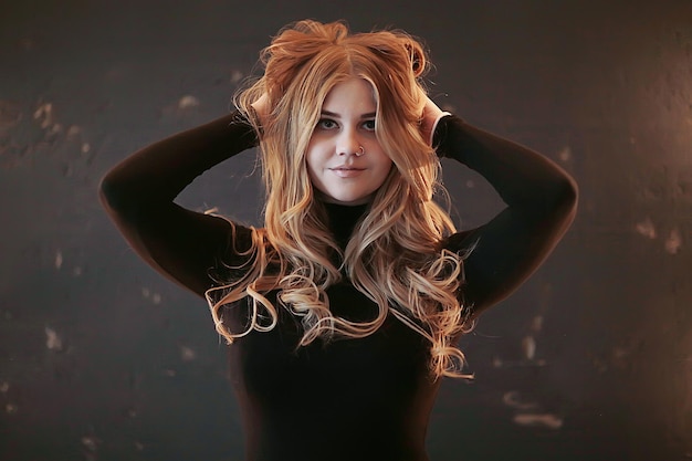 Winterblondine / junges Erwachsenenmodell, Blondine mit langen schönen Haaren, die in der Wintersaison posieren