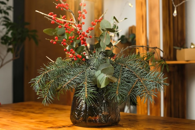 Winterblumenstrauß in der Vase für Hauptinnendekoration Weihnachtsblumenarrangement