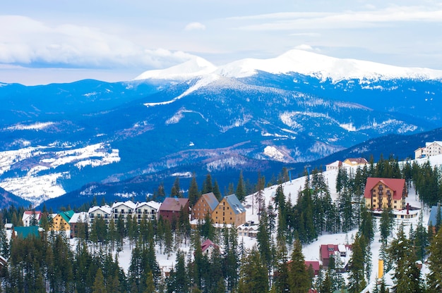 Winterdorf in den Bergen