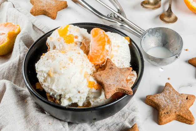 Wintereis mit Lebkuchen und Mandarinen