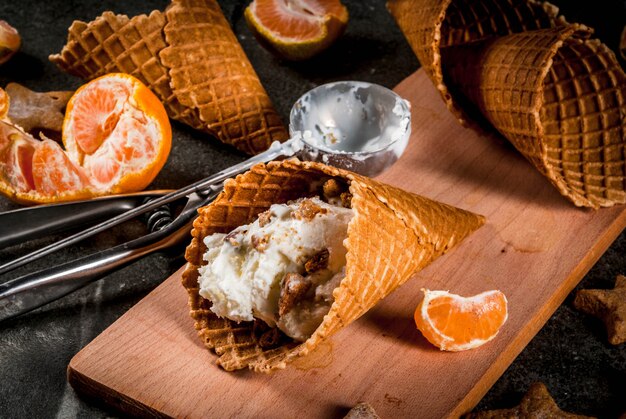 Wintereis mit Lebkuchen und Mandarinen