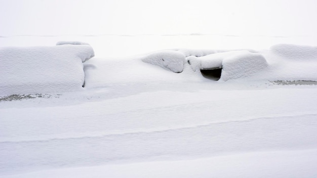 Wintereissplitter auf dem See.