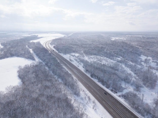 Winterfahren - Pendlerverkehr auf einer Autobahn - Schnellstraße