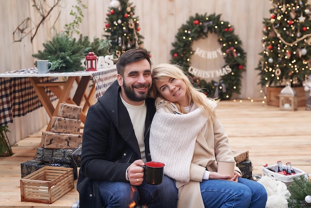 Winterferien und Feiern Verliebtes Weihnachtspaar in der Nähe des Weihnachtsbaums im Freien