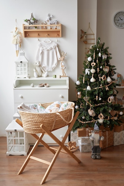 Winterferien und Urlaub Weihnachten und Neujahr Dekor Hintergrund Weihnachtsbaum und Spielzeug Kinderzimmer Weihnachtsdekoration Kinderzimmer Interieur