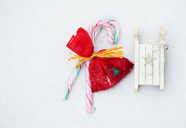 Winterferienhintergrund: Weihnachtsgeschenke, Süßigkeiten, hölzerner Taschenspielertrick. Ansicht von oben