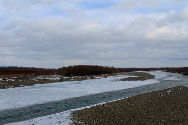 Winterfluss in den Karpaten