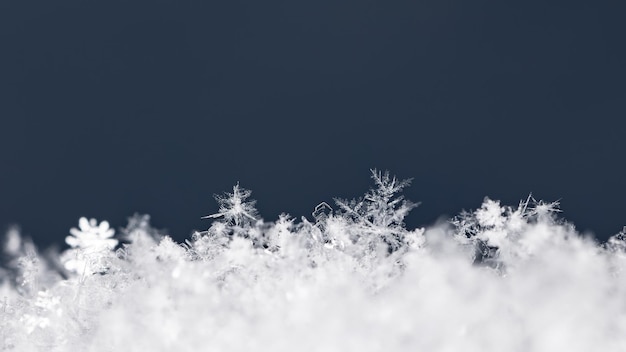 Winterfoto von Schneeflocken im Schnee