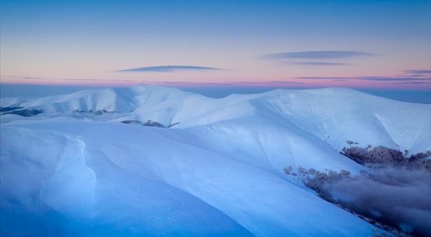 Wintergebirgslandschaft. Blick auf den Morgenhimmel vom Mount Gimba.