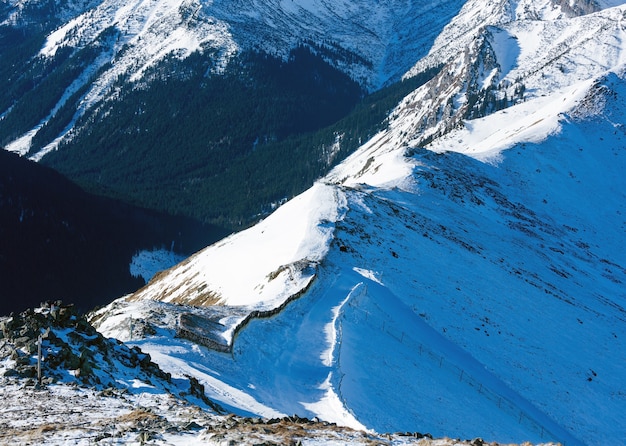 Wintergebirgslandschaft. die kasprowy wierch in der westlichen tatra