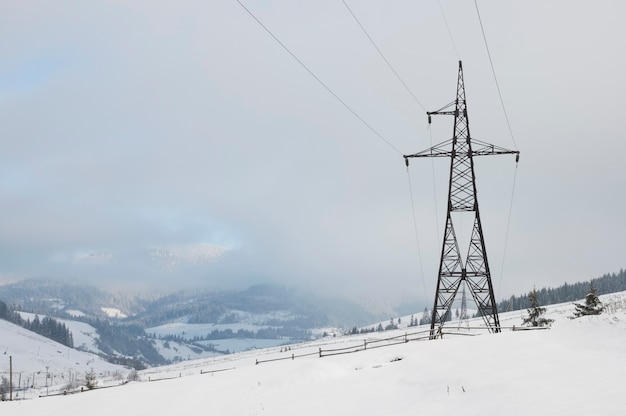 Wintergebirgslandschaft mit Hochspannungsstromleitung