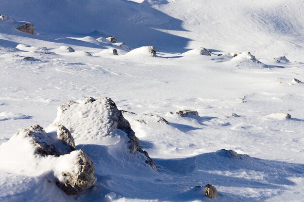 Wintergebirgspanorama. Felsen und Schnee.