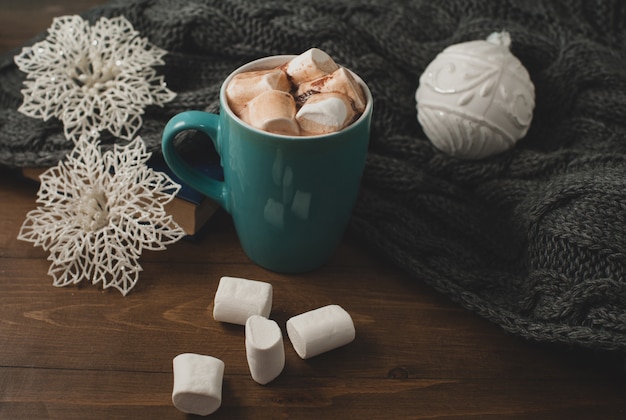 Winterhaupthintergrund - Schale heißer Kakao Weihnachtsball und -schneeflocken