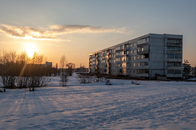 Winterhaus bei Sonnenuntergang