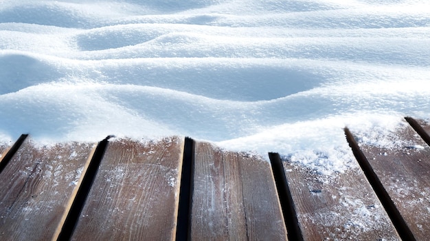 Winterhintergrund für Weihnachtsdesign Holzoberfläche aus Brettern und Schneeverwehungen