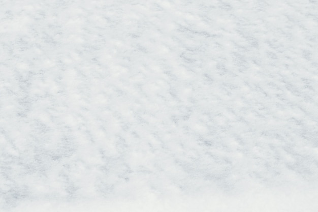 Winterhintergrund mit reinem weißem Schnee auf dem Boden