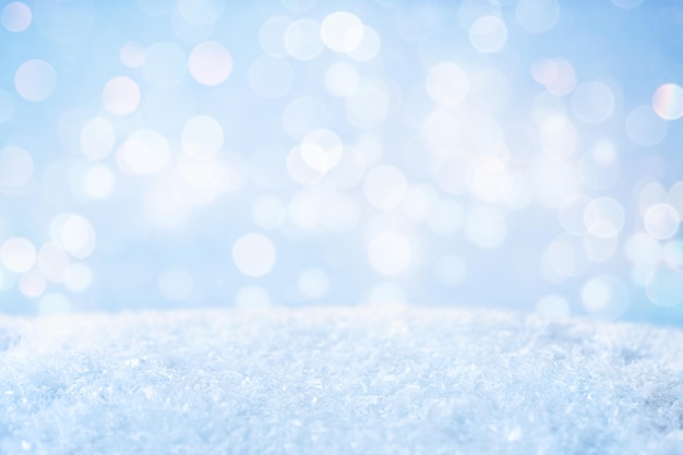 Foto winterhintergrund mit schnee. weihnachts- und neujahrsfeiertagshintergrund