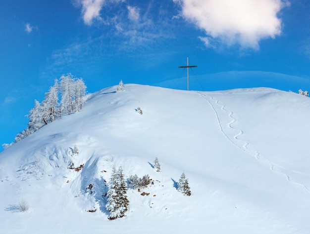 Winterhügel mit Kreuz