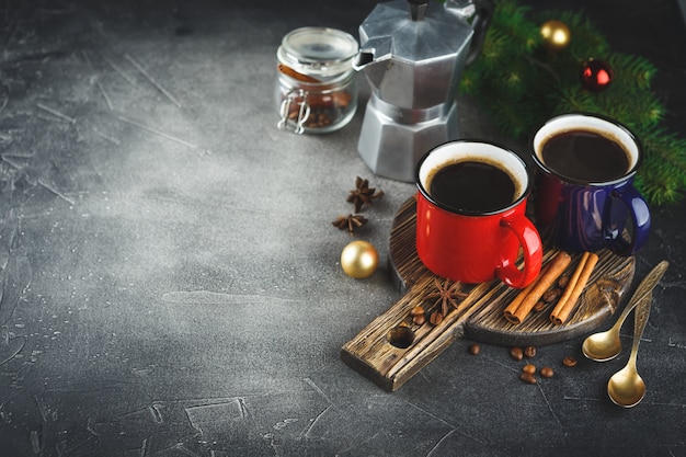 Winterkaffee mit Gewürzen in farbig emaillierten Tassen