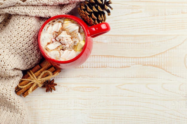 Winterkaffeegetränk, Kakao mit Schlagsahne und Eibische in einer roten Keramikschale