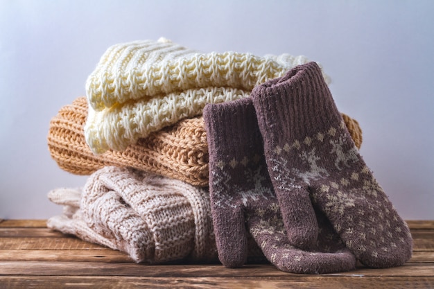 Winterkleidung, Herbstkleidung, Strickschals und warme Fäustlinge