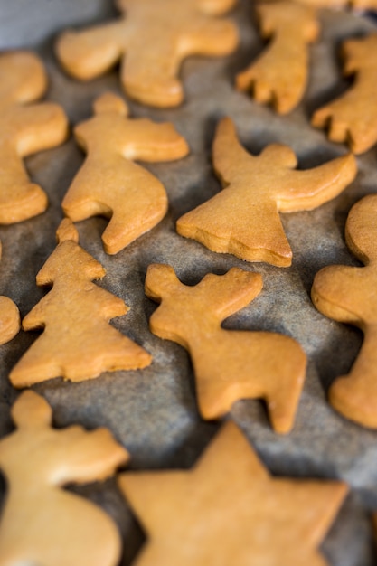 Winterkonzept - Nahaufnahme von geformten Keksen oder Lebkuchen im heißen Ofen