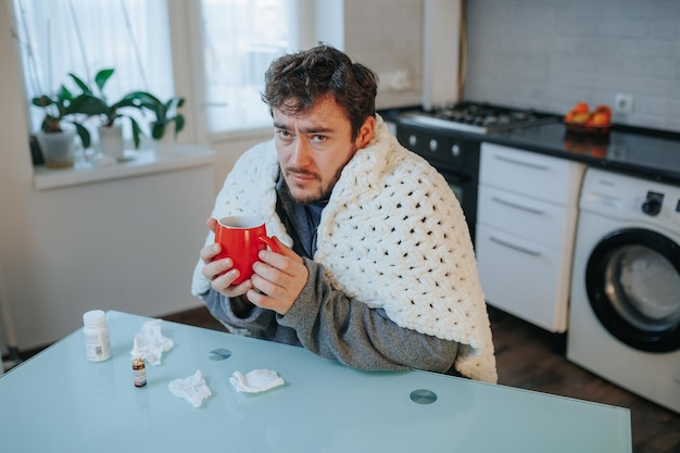 Winterkrankheitsszene ein objektives Foto mit einem jungen kaukasischen Mann mit einem Bart, der in ein