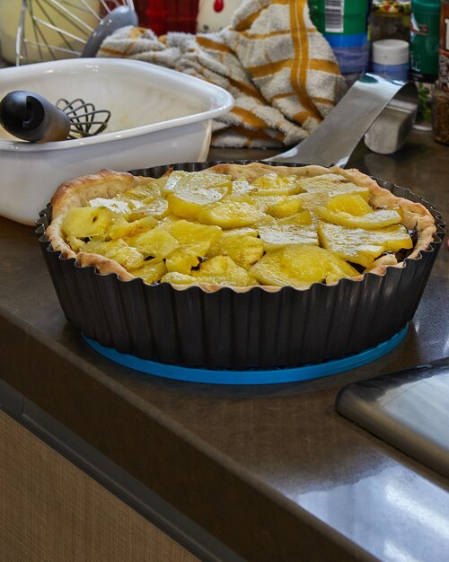 Winterkuchen mit Aprikosen, Pflaumen, Bananen und Ananas bereit zum Backen der französischen Gourmetküche