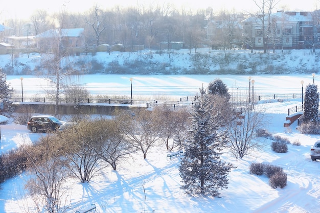 Winterlandschaft Bäume und Pflanzen mit Schnee bedeckt Die Schönheit schneebedeckter Wege Schneefall und Abkühlung in touristischen Gebieten