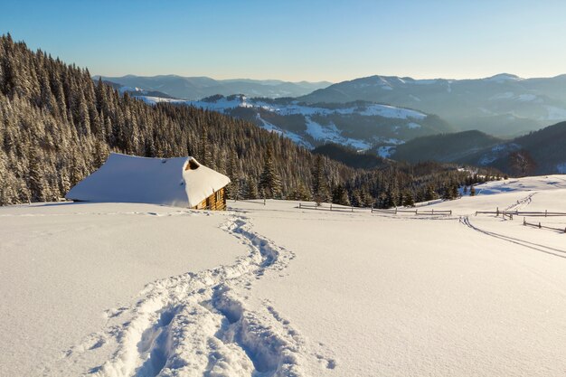 Winterlandschaft des Gebirgstales am eisigen sonnigen Tag.