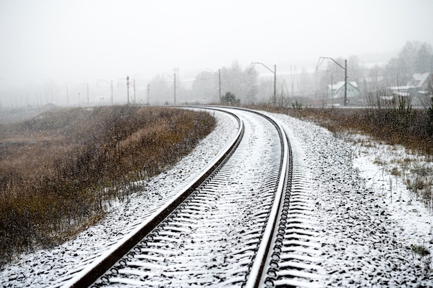 Winterlandschaft Eisenbahn an einem frostigen Morgen