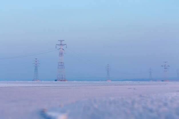 Winterlandschaft, gefrorene Flussleitung