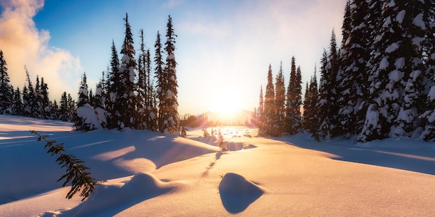 Winterlandschaft in der kanadischen Berglandschaft farbenfroher Sonnenuntergang