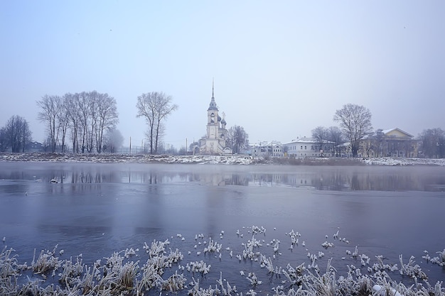 Winterlandschaft Kirche am Ufer des eiskalten Flusses in Wologda, Christentum Taufe Russland Weihnachten