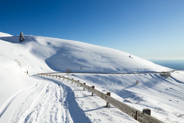 Winterlandschaft, Kurvenstraße mit Schneelandschaft