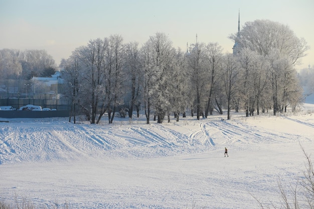 Winterlandschaft Märchenhafte Schönheit verschneiter Straßen Schneefall und Abkühlung in touristischen Gebieten