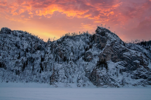 Winterlandschaft majestätische Berge und Felsen Schnee und Eis Sonnenuntergang Himmel