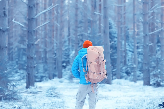 Winterlandschaft Mann mit Rucksack / Naturlandschaft Ein Mann auf einer Wanderung mit Ausrüstung bei Schneewetter in Kanada