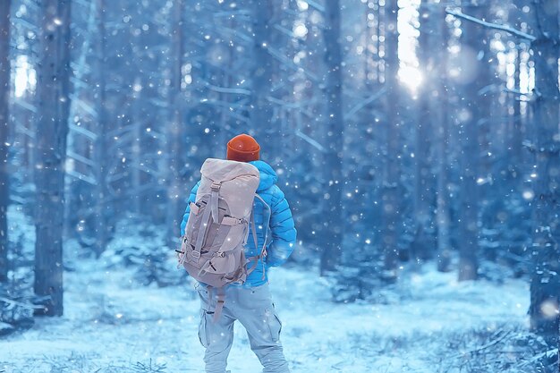 Winterlandschaft Mann mit Rucksack / Naturlandschaft Ein Mann auf einer Wanderung mit Ausrüstung bei Schneewetter in Kanada