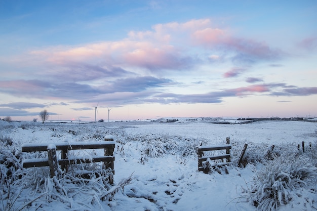 Winterlandschaft mit alten Holzzaunwindmühlen und Sonnenuntergangswolken West Lothian Schottland Vereinigtes Königreich