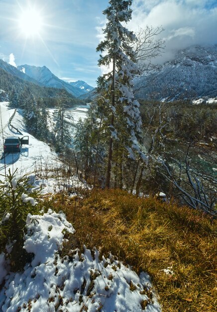 Winterlandschaft mit Berg und Fluss (Österreich, Tirol)