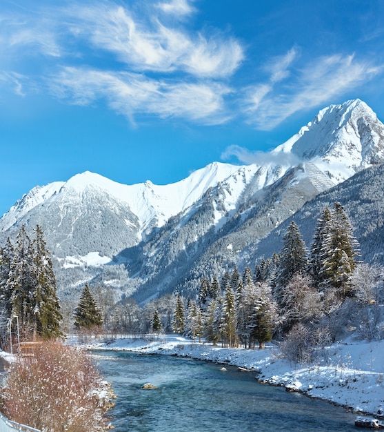 Winterlandschaft mit Bergen und Fluss, Österreich, Tirol, Haselgehr-Dorf