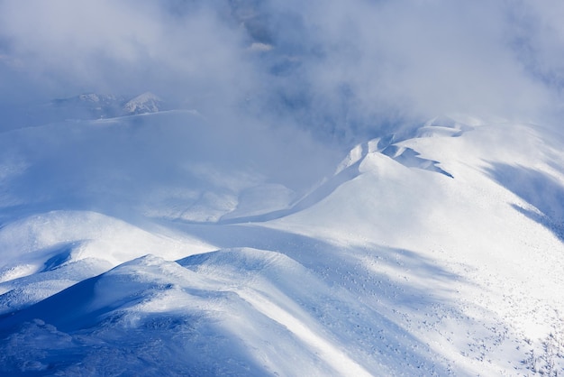 Winterlandschaft mit Bergkette