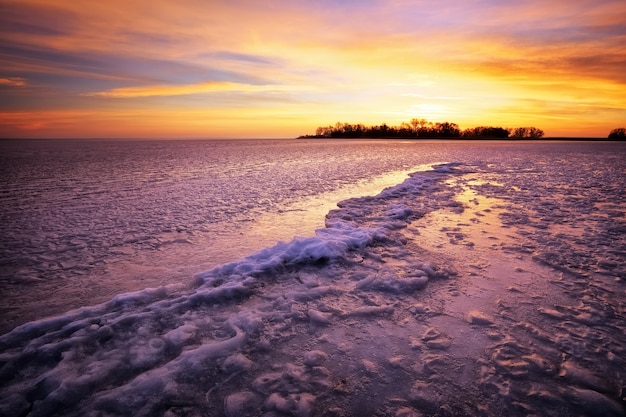 Winterlandschaft mit brennendem Himmel des Sonnenuntergangs. Zusammensetzung der Natur.