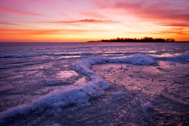 Winterlandschaft mit brennendem Himmel des Sonnenuntergangs.