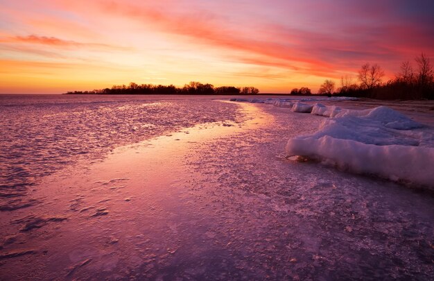 Winterlandschaft mit brennendem Himmel des Sonnenuntergangs.