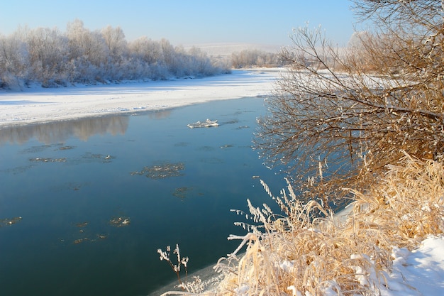 Winterlandschaft mit Fluss