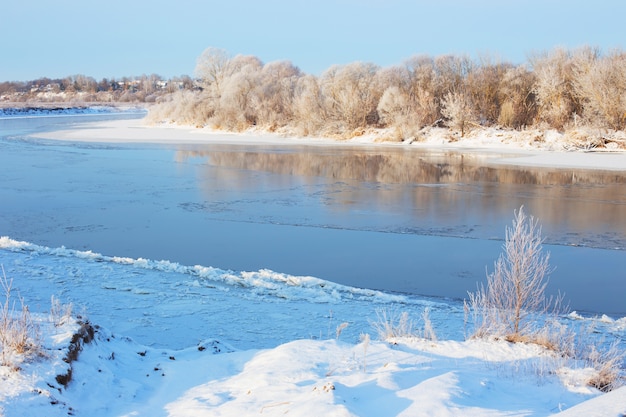 Winterlandschaft mit Fluss