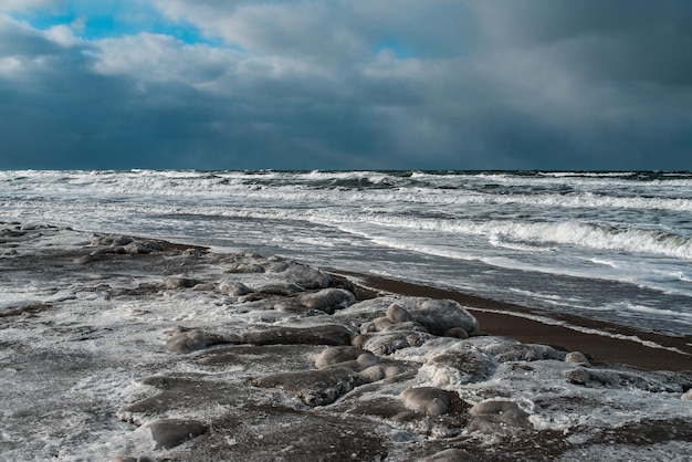 Winterlandschaft mit gefrorenem Meer und eisigem Strand Sturm- und Schneewetter Dramatische Meereslandschaft